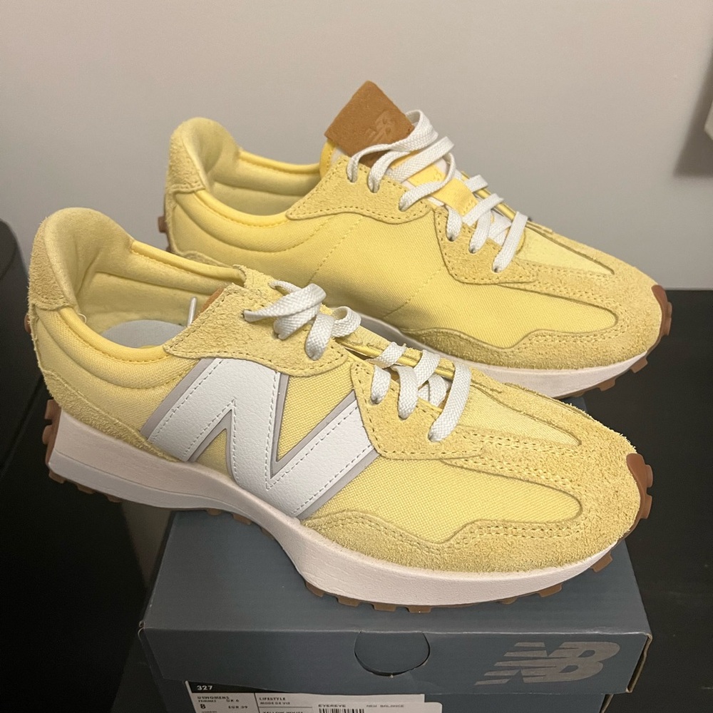 NIB New Balance 327 size 8 style WS327CI